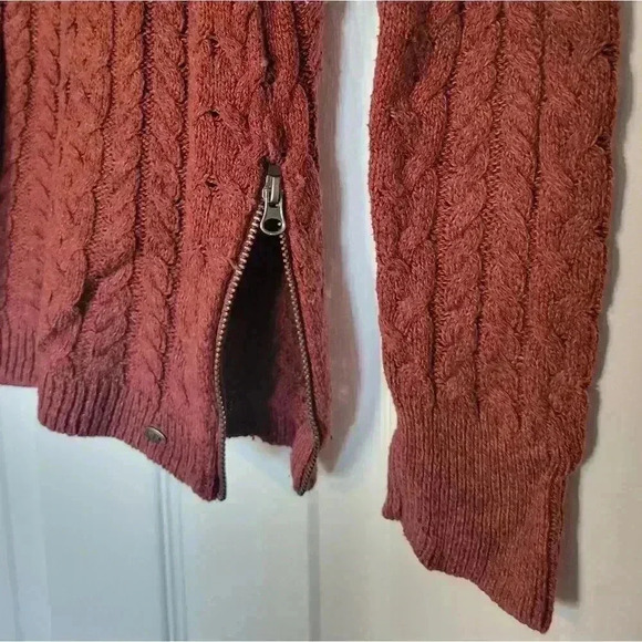 American Eagle Orange Cableknit sweater with modern zipper detail - Picture 4 of 4
